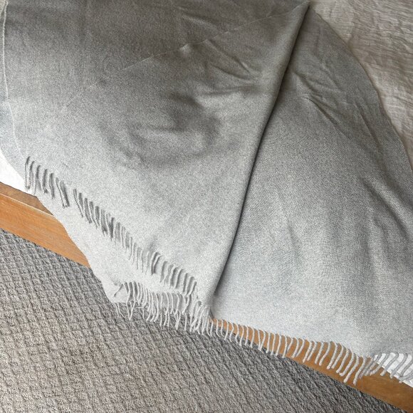 Cuyana 100% Cashmere Scarf - Light Gray - Picture 4 of 5